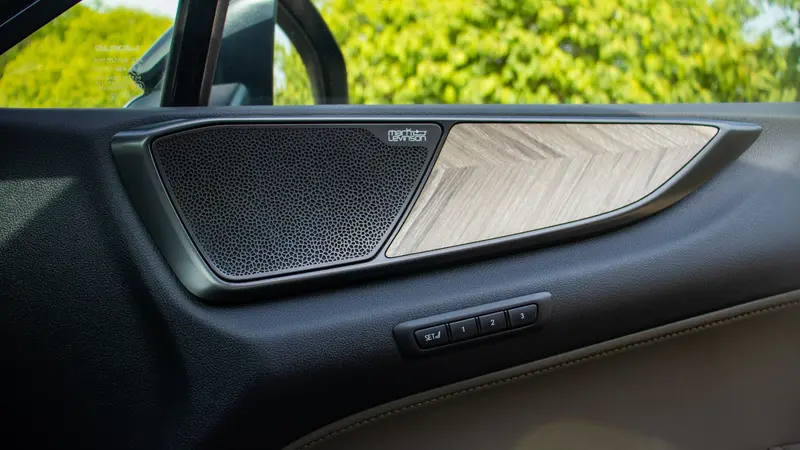 350h AWD Mark Levinson audio system