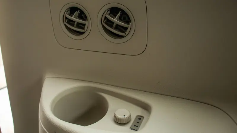 rear air-conditioning vents and cup holder