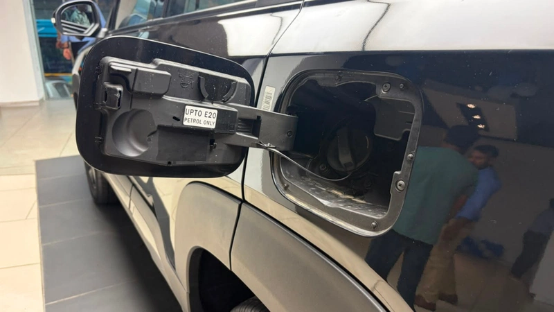 Maruti Suzuki Brezza Fuel filler cap open