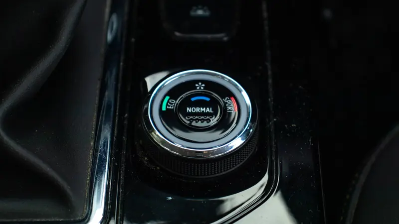 centre console with multi-sense drive mode selector
