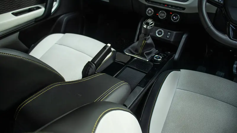 front cabin centre console and manual gear lever, with centre armrest