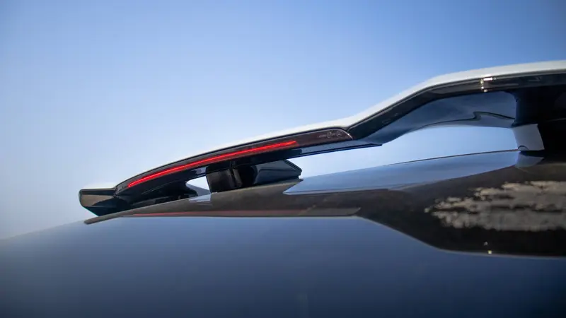 Active rear spoiler with integrated LED centre high-mount stop light