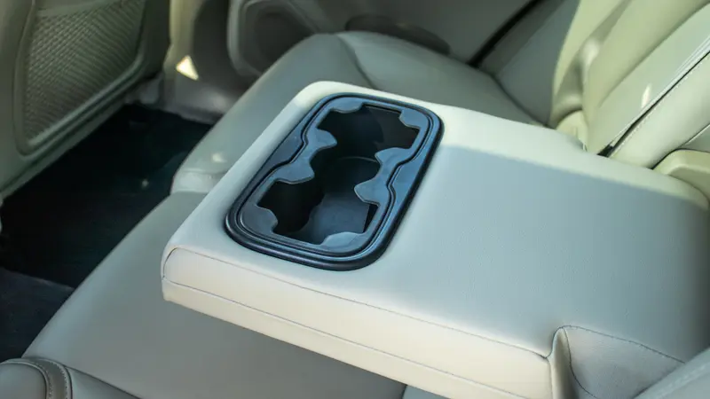 Rear centre armrest with cupholders