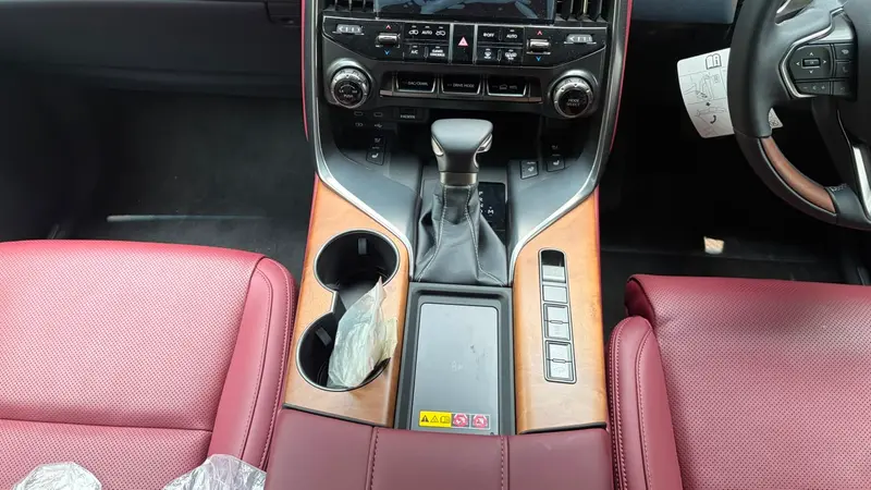 centre console with automatic transmission selector, cup holders and controls