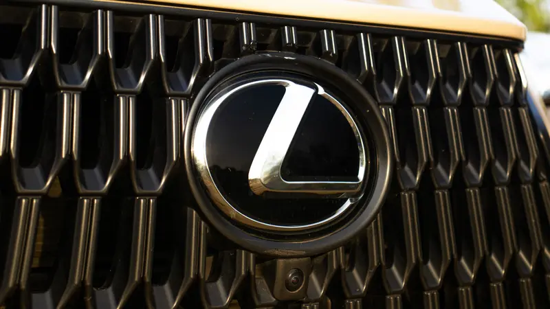 350h AWD grille and Lexus logo close-up