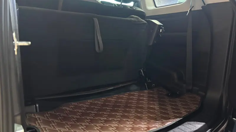 Z8 S boot space with third row folded