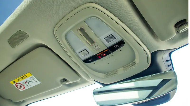 Overhead console and rear-view mirror