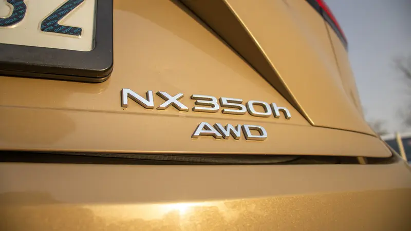 350h AWD badge close-up