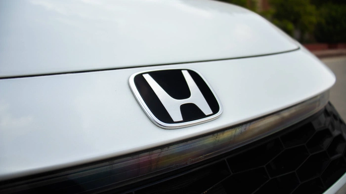 Front Honda badge on the bonnet above the black matrix-mesh grille
