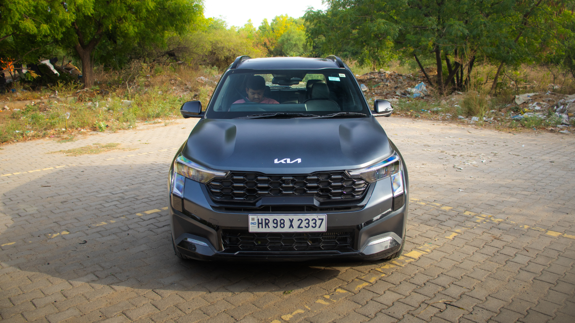 Kia Sonet in matte black