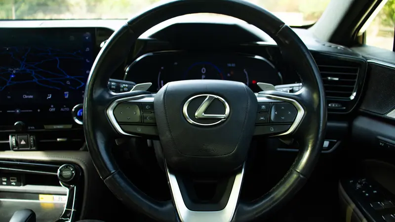 350h AWD Steering wheel and instrument cluster