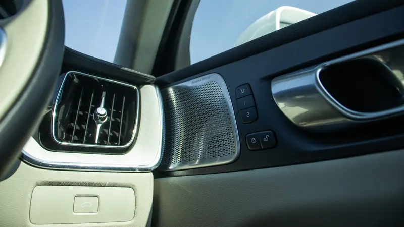 Bowers & Wilkins door speaker and air vent