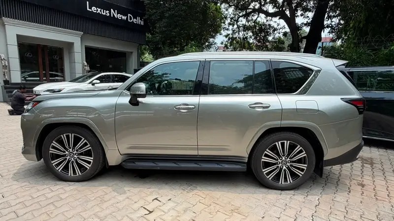 left side profile with 22-inch alloy wheels