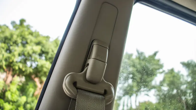 B-pillar seat belt height adjuster