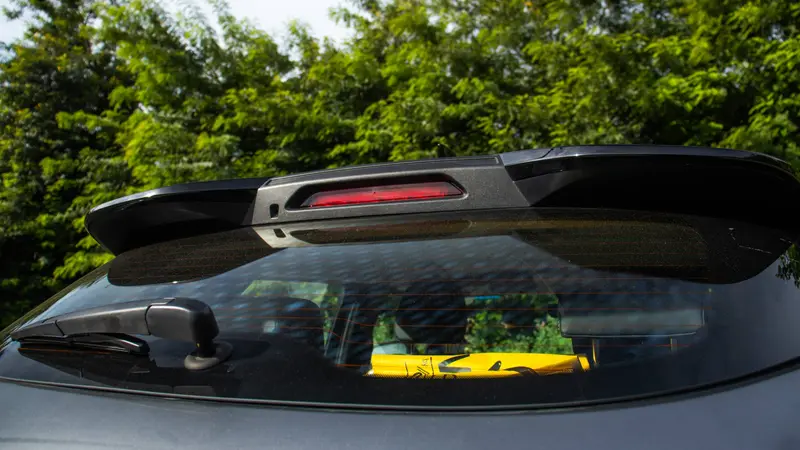 rear spoiler, high-mounted stop lamp and rear wiper