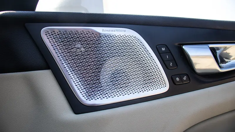 Bowers & Wilkins door speaker and seat controls