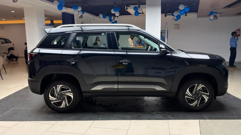 Maruti Suzuki Brezza Side profile (alternate side)
