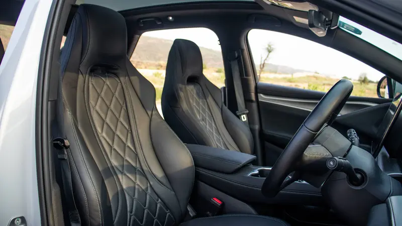 Front cabin with leather-wrapped seats, centre armrest and steering wheel