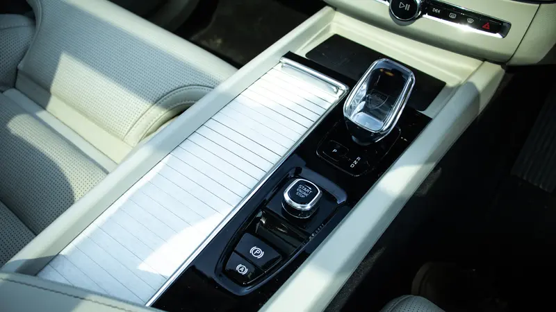 Centre console and gear selector