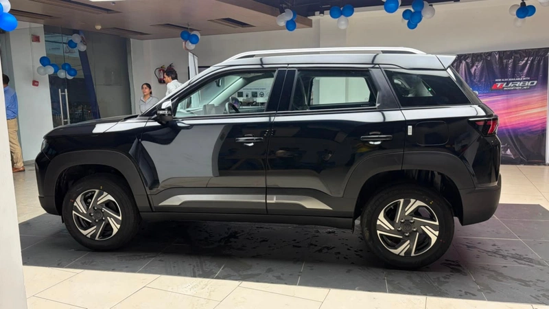 Maruti Suzuki Brezza Side profile