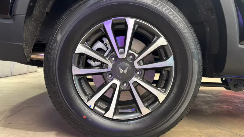 Z8 S 17-inch diamond cut alloy wheels