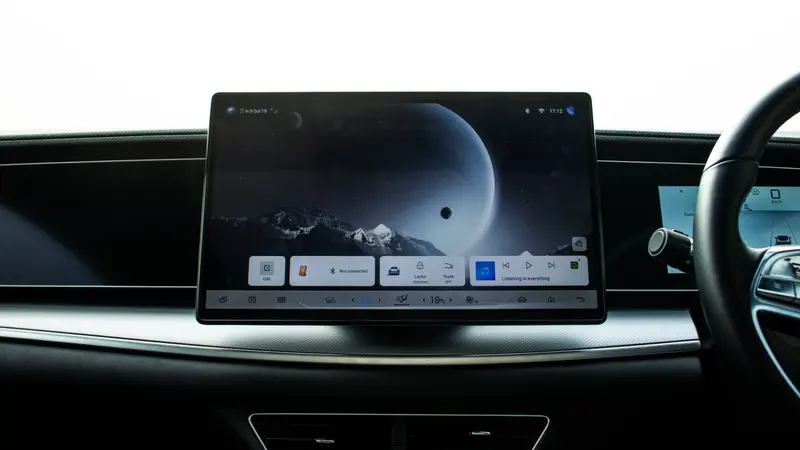 15.6-inch (39.6 cm) intelligent rotating touchscreen display