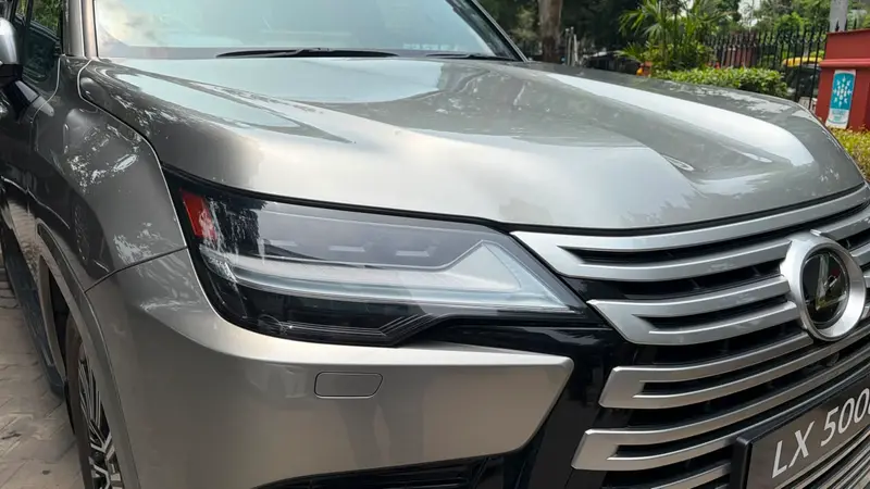 front LED headlamp and spindle grille detail