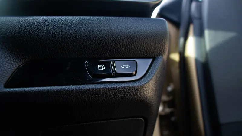 350h AWD Fuel and tailgate buttons