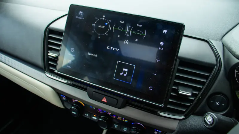 20.3 cm (8-inch) integrated touchscreen display audio with wireless Android Auto and Apple CarPlay