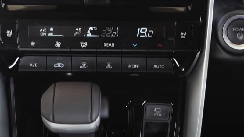 Toyota Innova Hycross