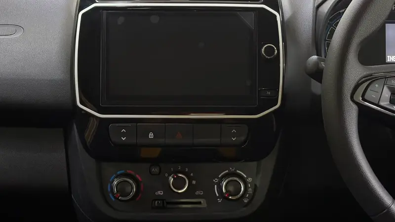 20.32 cm touchscreen and manual air conditioning with heater – 4-speed / 5-mode