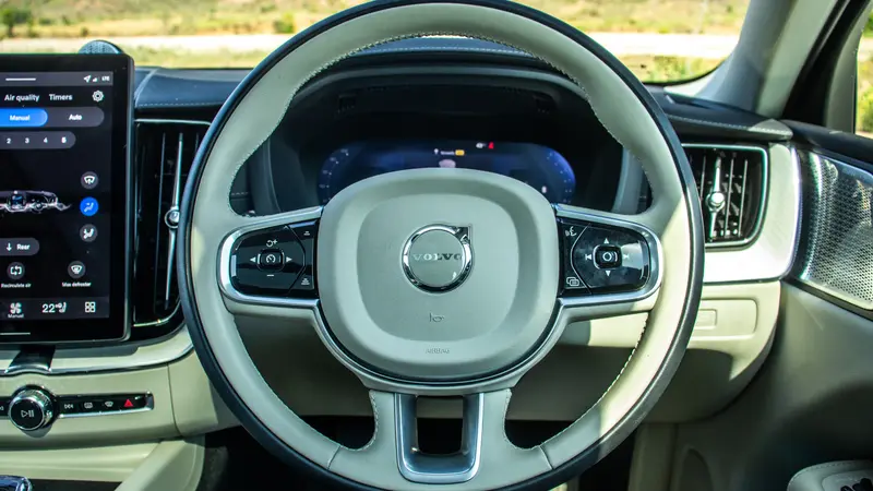 Steering wheel and instrument cluster