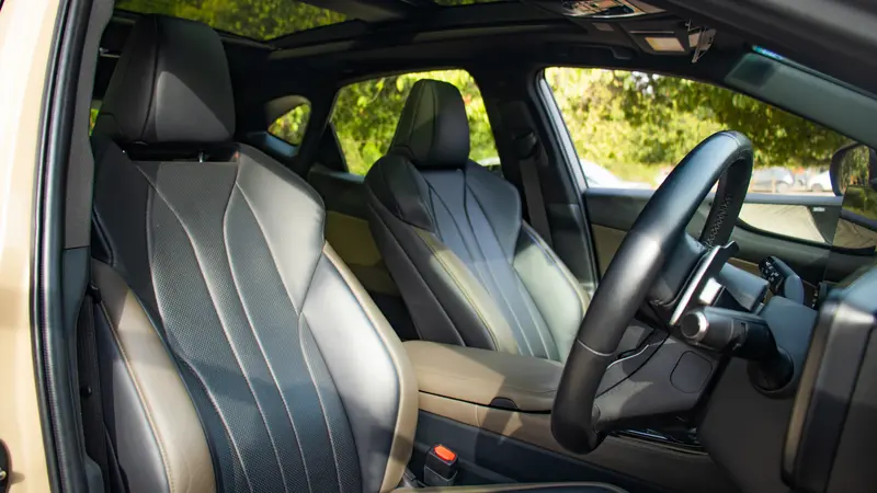 350h AWD front seats and cabin