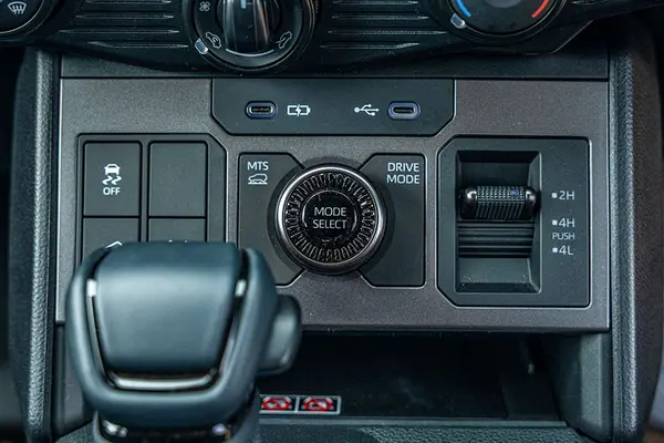 Its drive modes, terrain selection, and 4WD functionalities can be managed via switches on the centre console.