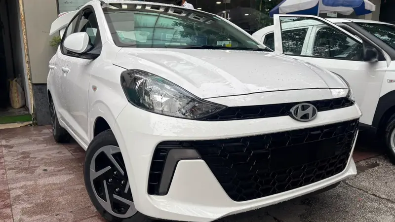 CnG S front right three quarter view