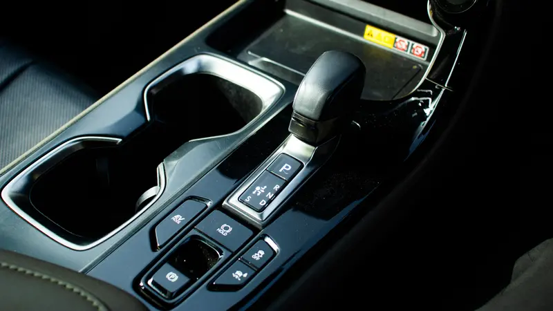 350h AWD Gear selector and drive controls