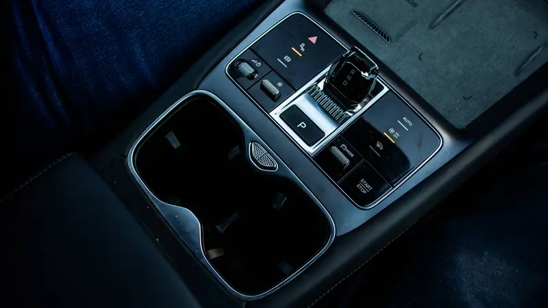 Centre console with electronic gear selector, parking brake and vehicle controls