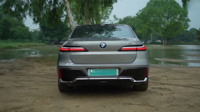 BMW i7