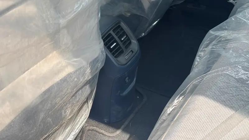 rear manual ac controls and vents, usb charging port