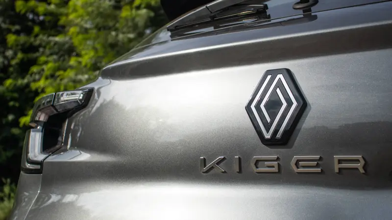 rear tailgate with Renault badge and Kiger lettering