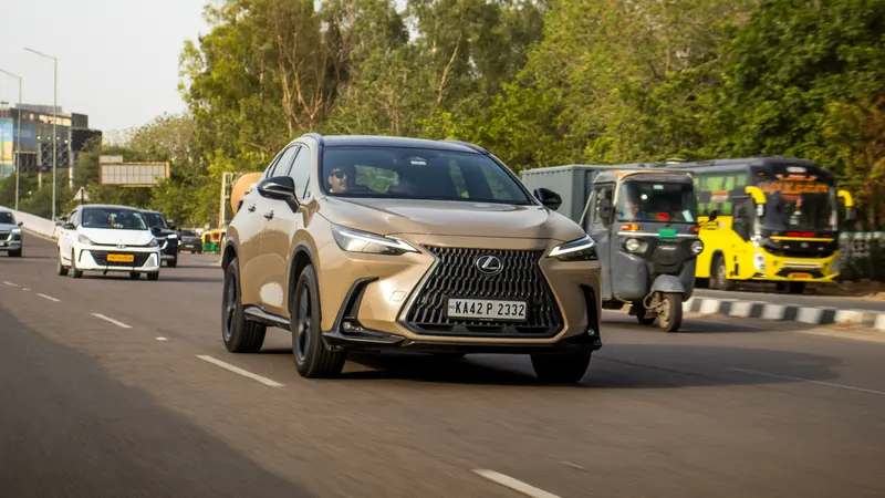350h AWD driving through city traffic