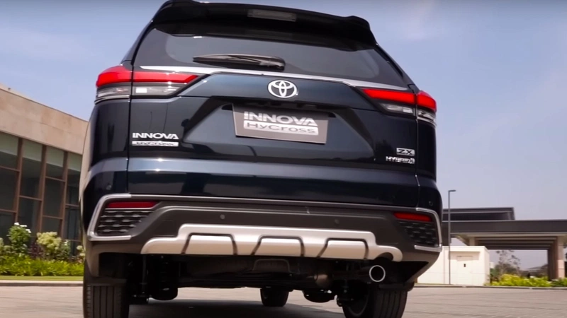 Toyota Innova Hycross