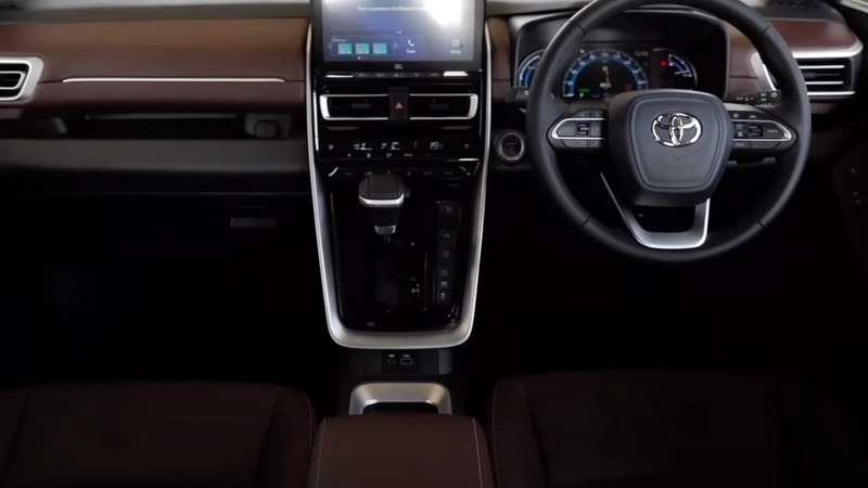 Toyota Innova Hycross