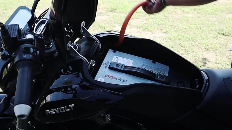 Revolt RV400