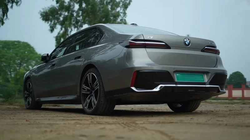BMW i7