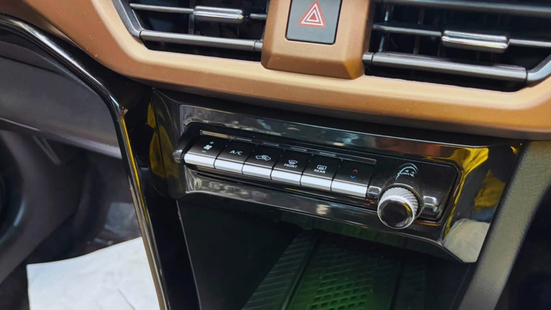 Maruti Suzuki Brezza Automatic climate control panel