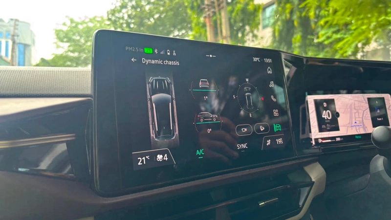 touchscreen showing the Dynamic Chassis display