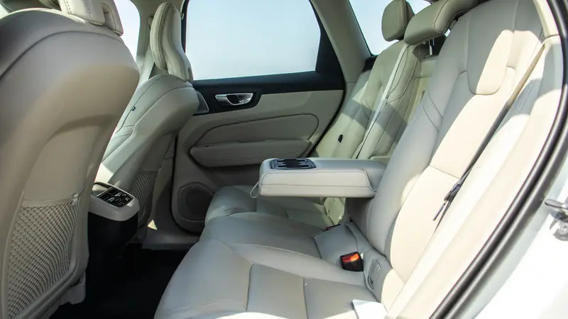 Rear seats with centre armrest