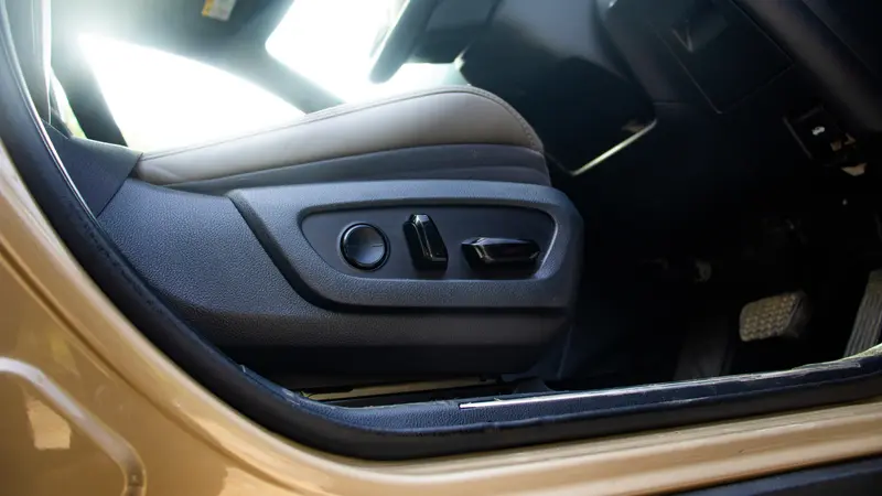 350h AWD Electrically adjustable front seat controls