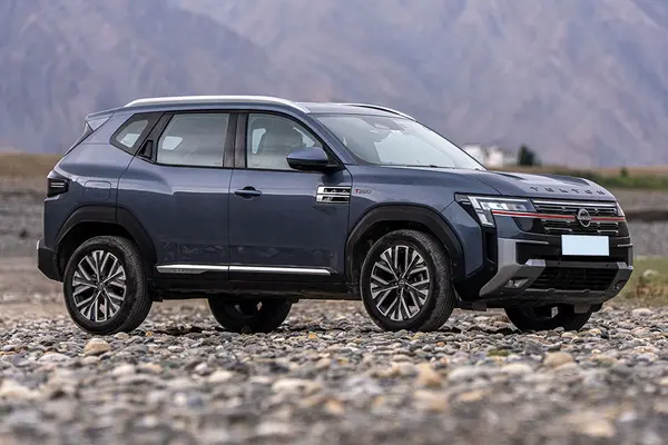 The Nissan Tekton features a sleek and modern LED light bar at the front.